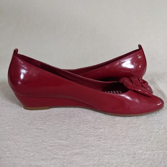 Red Slip On Sz 7 Flower Peep Toe Comfort Low Wedge Shiney Patent Coastal Grandma - Picture 15 of 16